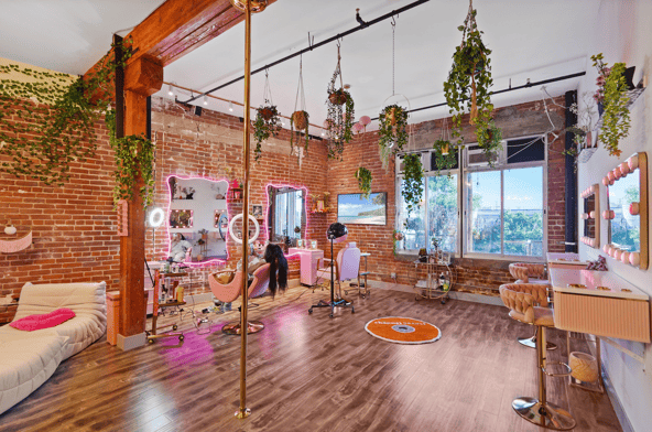 Super Cute n Cheap Arts District Hair Salon / Booth Rental / Hairstylists, MUA,Lash Techs,Nail Techs