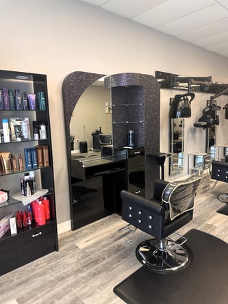 Newly Remodeled Salon: Chairs & Rooms Available Prime location in Middletown, DE