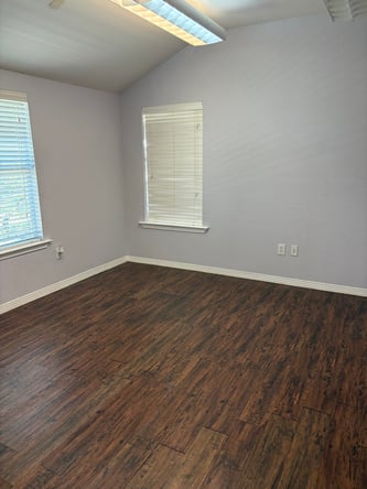 ✨ Salon Suite Available in Cedar Hill ✨ 📍$250/week – Front Window Suite | 1 Week FREE Every 6 Month