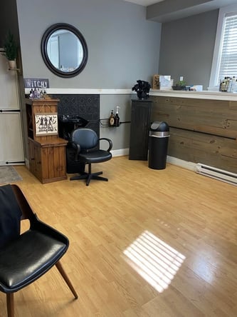 Salon Chair for Rent – Prime Main Street Location