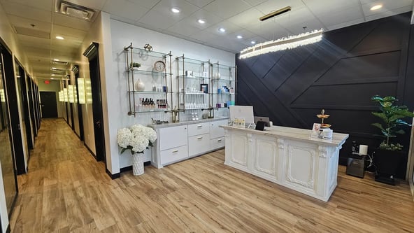 Beautiful New high end salon with room(s) available