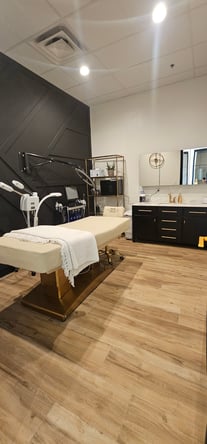 Beautiful New high end salon with room(s) available