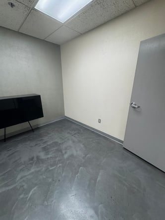 Rm for rent $275wk (any beauty professional if it’s the right fit) (Summerlin)
