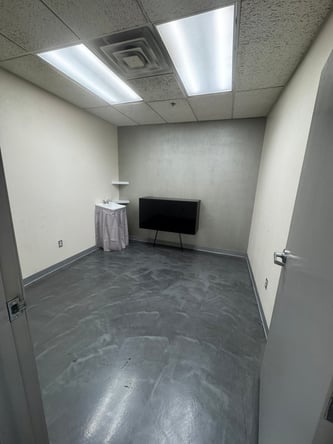 Rm for rent $275wk (any beauty professional if it’s the right fit) (Summerlin)