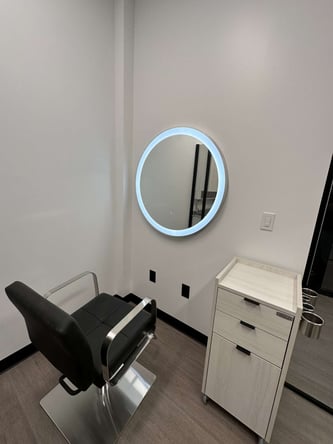 Fully Inclusive Salon Suite in Downtown