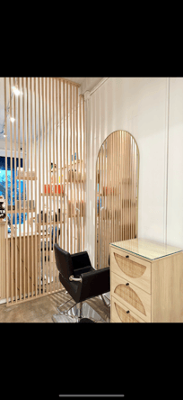 Salon Chair Available in Trendy Kenneth Village, Glendale
