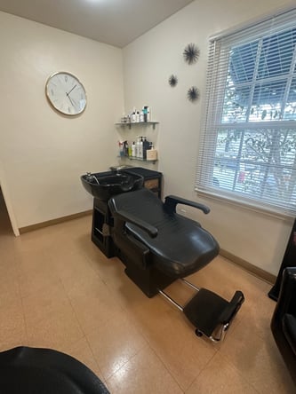 Boutique salon stations for rent in Montrose CA