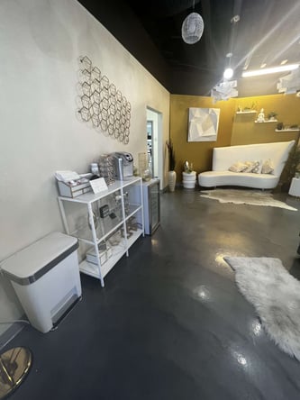 Rm for rent $275wk (any beauty professional if it’s the right fit) (Summerlin)