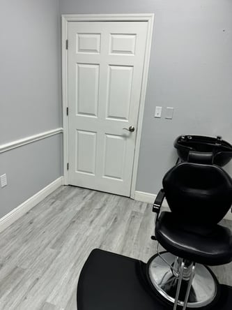 Perfect location, Wesley Chapel Salon Suite Available