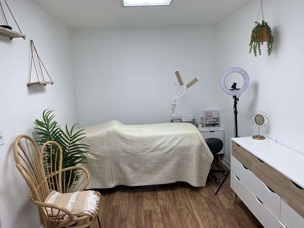 Share a cute spacious room walking distance from the beach