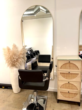 Salon Chair Available in Trendy Kenneth Village, Glendale