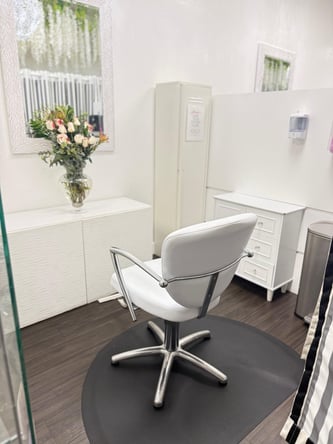 Beautiful Salon Booth for rent!!