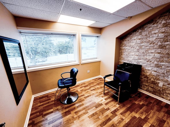 Luxury Salon Suites in Pearland — Fully Furnished & All Utilities Included!
