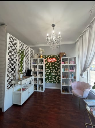 Booth Rental – Hey Girlie Studio, Long Beach