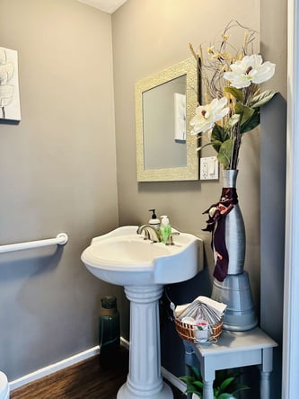 modern salon space available for share