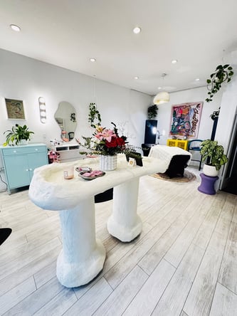 WEST HOLLYWOOD STORE FRONT SALON SPACE FOR RENT
