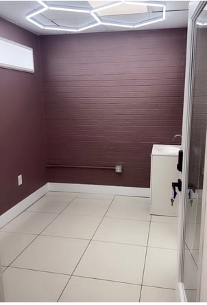 Salons by JE Monthly Rentals $700/Month, Large Suite (133 sq.ft.) $500/Month, Small Suite (80 sq.ft