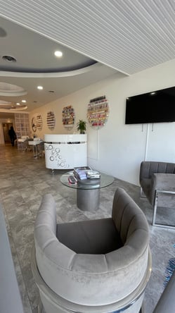 Modern , clean, beautiful nail salon is ready for a good team to work amazing.1,500 sqft salon