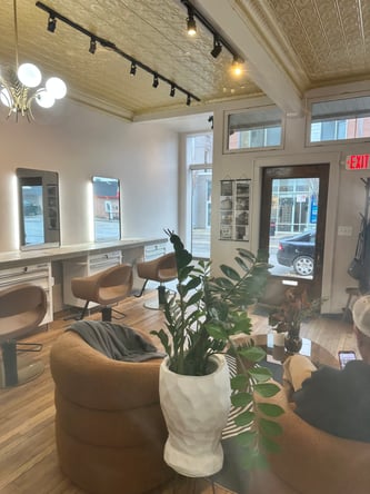 Luxury Salon Chair for Lease in Grand Rapids — All-Inclusive & Vibrant Vibe!