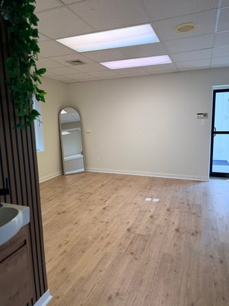 Beauty room for rent