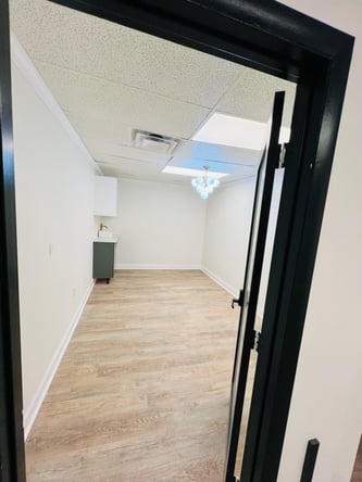 The Retreat Salon + Spa Suites Tinseltown Location