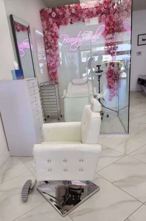 Salon station for rent in Woodland hills