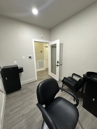 Modern Private Salon Suites in Humble,Tx near IAH Airport | $180/Week for the first 6 months