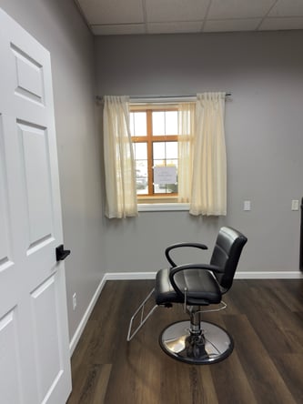 Upscale Salon Suites available !