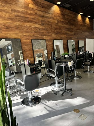 South Miami Booth – Stylist Chairs & Manicure Tables For Rent