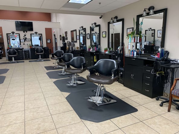 Salon Chair in East Orlando – Daily or Weekly Rent Available!