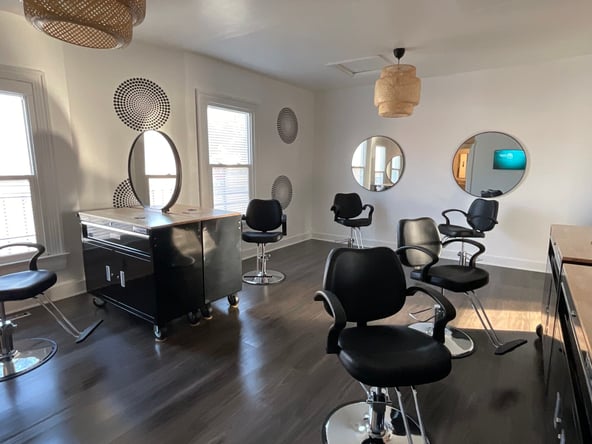 Beautiful Luxury Salon Available!