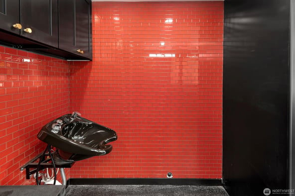 Prime Turnkey Barber Chair Rental in Seattle’s Central District (24th & Cherry) – 3 Chairs