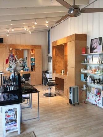 STATION FOR RENT IN LAGUNA BEACH SALON
