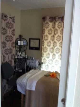 Arcadia Salon & Day Spa has 2 hair stations available for rent.