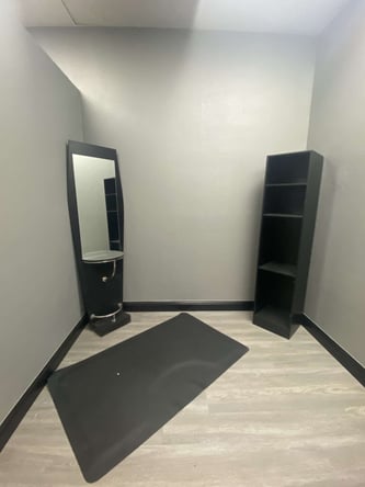 Salon station and private salon room for rent