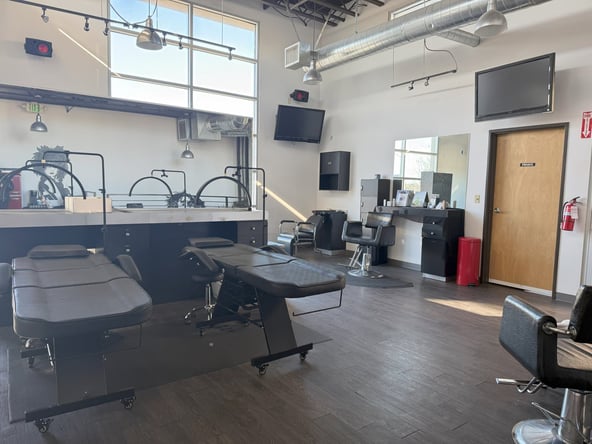 Dluxe Salon Spa and Barber booth rental