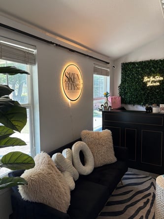 ✨ Salon Suite Available in Cedar Hill ✨ 📍$250/week – Front Window Suite | 1 Week FREE Every 6 Month