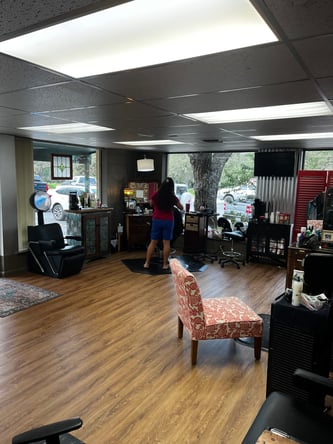 ✨Booth for Rent In Beautiful Chill Salon✨Antique Meets Modern Vibe