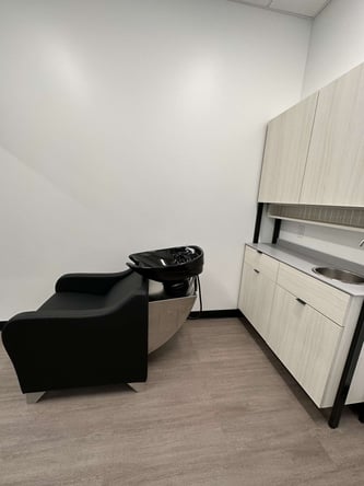 Fully Inclusive Salon Suite in Downtown