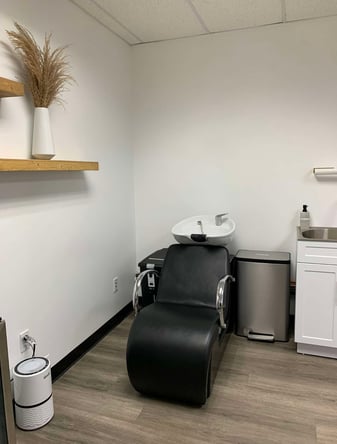 Hair Station For Rent With Towel Service