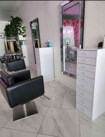 Salon station for rent in Woodland hills
