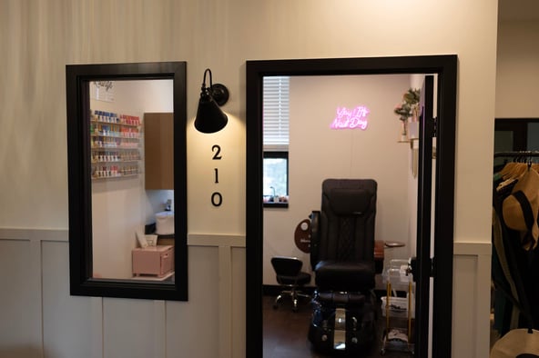 Salon Studio for Rent — High-End Finishes & Flexible Setup — Tour Today!