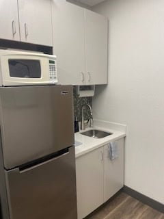 Roseville Salon Suites for Lease – 8×8 Suite! Perfect for Beauty Pros