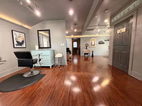 CHAIR RENTAL AVAILABLE Salon Carmelo
