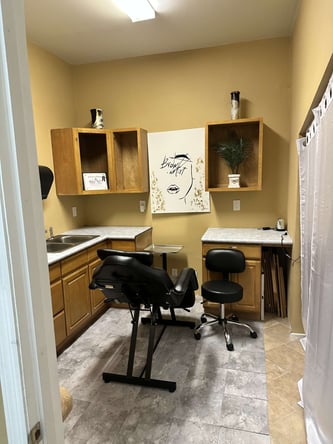 Beautiful Salon Room available NOW!
