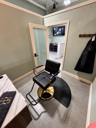 NEW SALON – Booths and Rooms for RENT