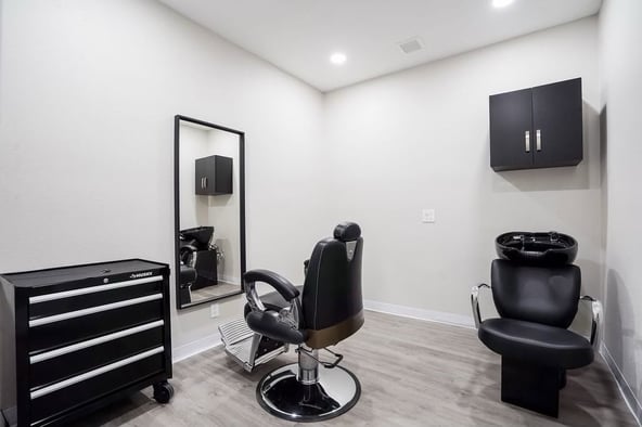 Modern Private Salon Suites in Humble,Tx near IAH Airport | $180/Week for the first 6 months