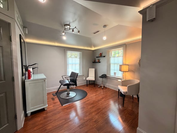 CHAIR RENTAL AVAILABLE Salon Carmelo