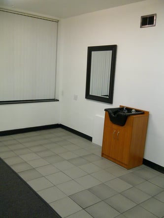 SALON FOR RENT / 2 CHAIRS