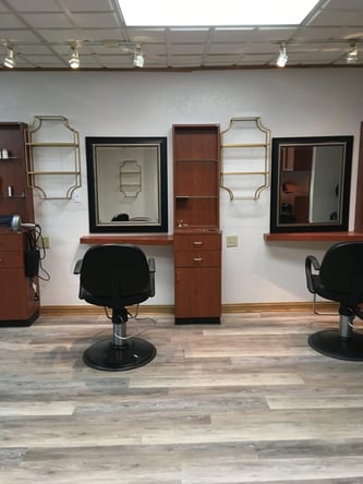 Salon chair available!! Braiders welcome! (South Milwaukee)